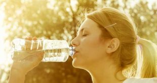 5 problemi tipici della pelle quando non si beve abbastanza acqua