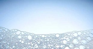 L'acqua mousse per detergere la pelle