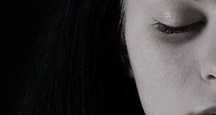 Quale routine di bellezza adottare per restringere i pori del viso dilatati?