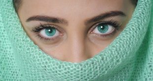 5 gesti per prendermi cura del mio sguardo e cancellare le rughe